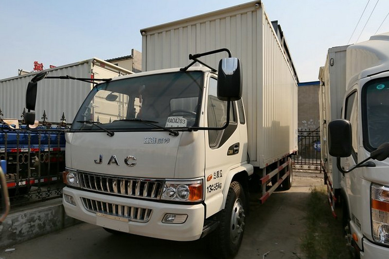 江淮 骏铃W470中卡 141马力 4X2 6.2米 国四 排半厢式载货车(HFC5120XXYP91K2D4)