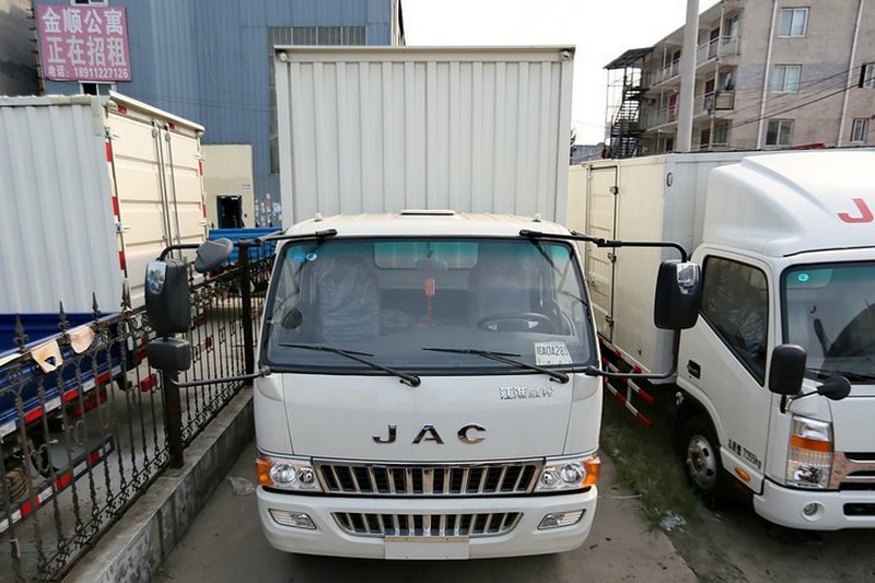 江淮 骏铃W530 154马力 4X2 6.8米 国四 排半厢式载货车(HFC5110XXYP81K1E1)