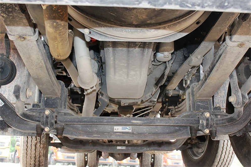 东风商用车 天龙重卡 245马力 6X2 9.6米 国四排半厢式载货车(DFL5253XXYAX1B)底盘图片