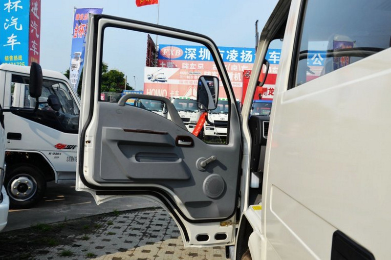 金杯 骐运 95马力 4X2 3350轴距 国四双排轻卡底盘(SY1044SAVSQ)