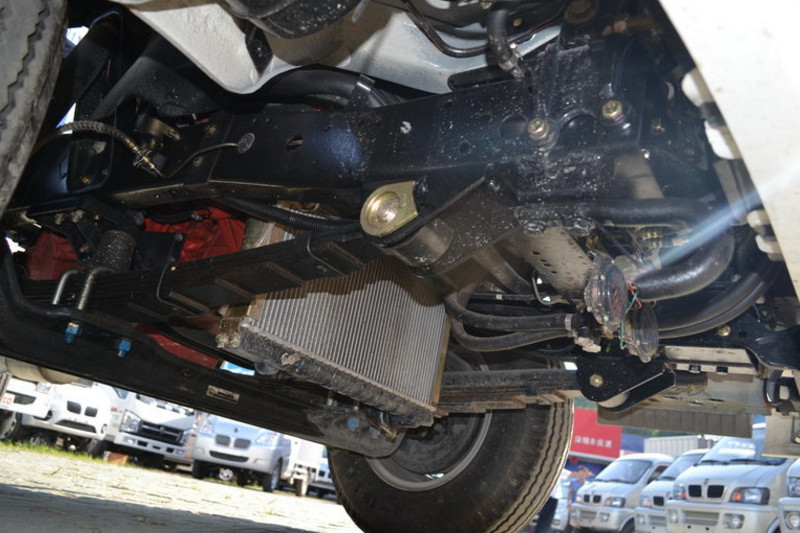 金杯 骐运 98马力 4X2 3.7米 国五单排栏板轻卡(油刹)(SY1035DW2ZA)底盘图片