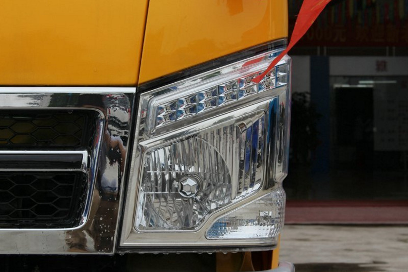 金杯 骐运 98马力 4X2 汽油/CNG 2.6米 国五双排厢式轻卡(油刹)(SY5035XXYSL1-W2)
