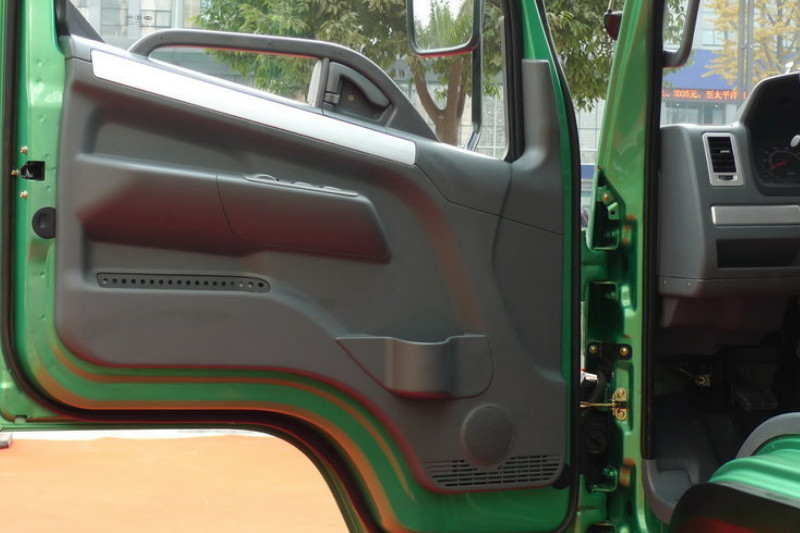 开瑞 绿卡C 中体 标准型 110马力 4X2 4.2米 国四 单排厢式轻卡(SQR1043H16D)