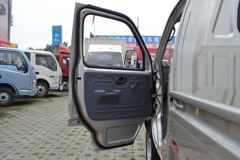 金杯 西部牛仔 1.3L 88马力 汽油/CNG 4X2 3.3米 国四单排栏板微卡