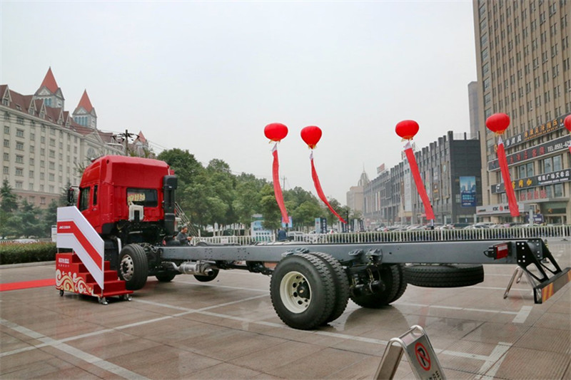 江淮 格尔发A5W重卡 270马力 8X4 9.5米 国四排半厢式载货车(一汽10档)(HFC5311XXYP2K4H45F)