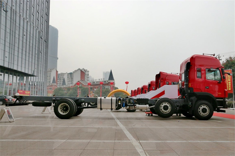 江淮 格尔发A5W重卡 270马力 8X4 9.5米 国四排半厢式载货车(一汽10档)(HFC5311XXYP2K4H45F)