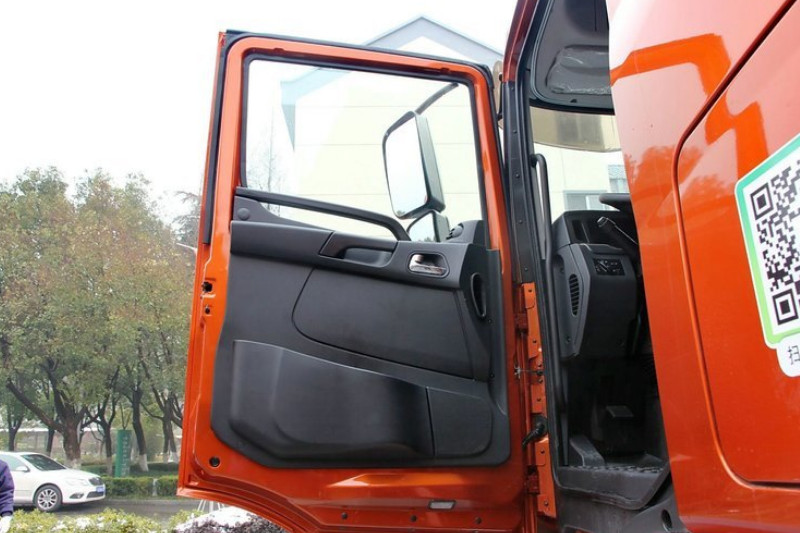 联合卡车 U260重卡 260马力 6X2 LNG 9.4米 国五 厢式载货车(SQR5252XXYN5T2)