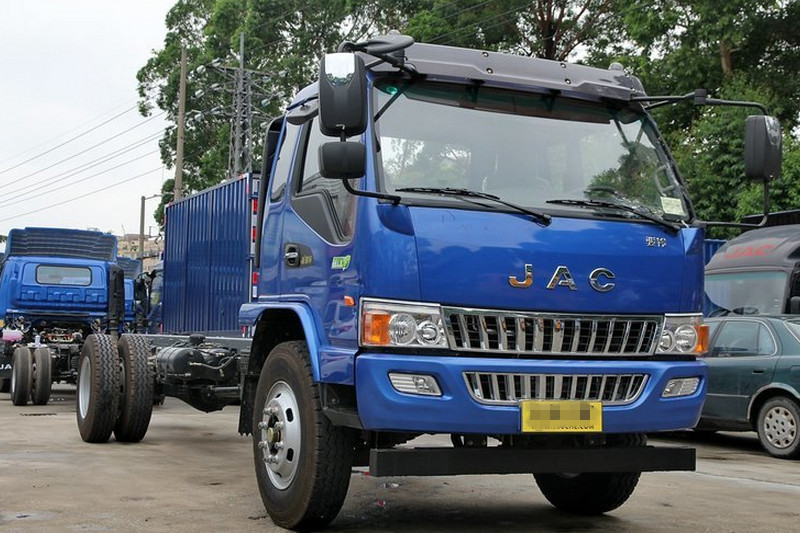 江淮 骏铃E7中卡 160马力 4X2 6.8米 国四 排半栏板载货车(HFC1130P81K3E1)
