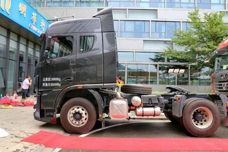 联合卡车 U340重卡 340马力 4X2 国四 牵引车(SQR4181D6Z-1)