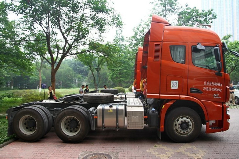 联合卡车 U340重卡 340马力 4X2 国四 牵引车(砂岩橙色)