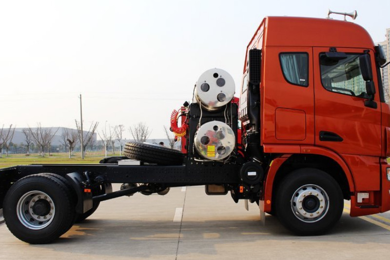 联合卡车 U260重卡 260马力 4X2 国五 LNG牵引车(蓬翔单级减速桥)(SQR4182N6Z)