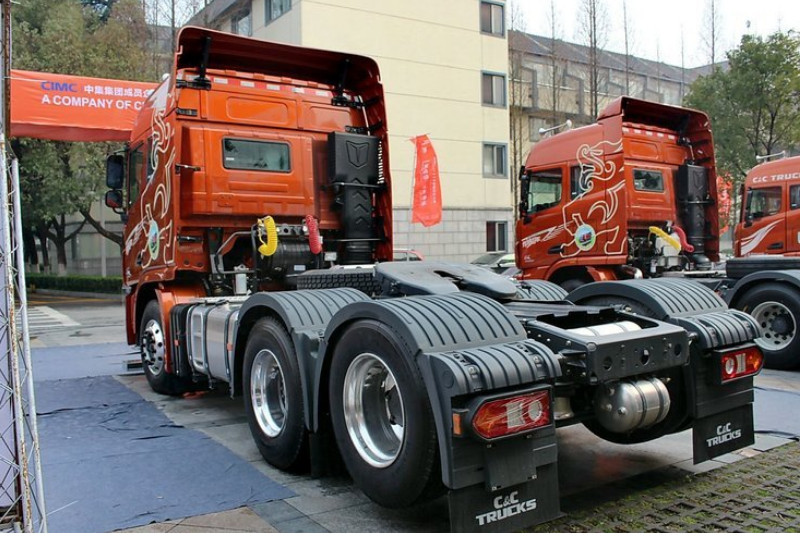 联合卡车 U480重卡 480马力 6X2 国五 牵引车(QCC4252D653)