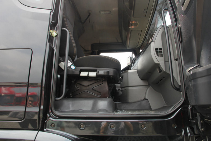 一汽解放青汽 JH6重卡 400马力 6X4 LNG 国五牵引车(CA4250P25K27T1E5M)