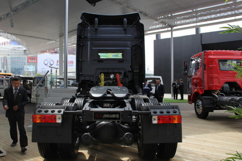 一汽解放青汽 JH6重卡 370马力 6X4 国四牵引车(CA4250P25K2T1E4)