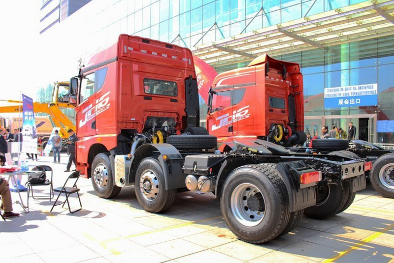 一汽解放青汽 JH6重卡 400马力 6X2 LNG 国五牵引车(CA4250P25K26T3E5M)