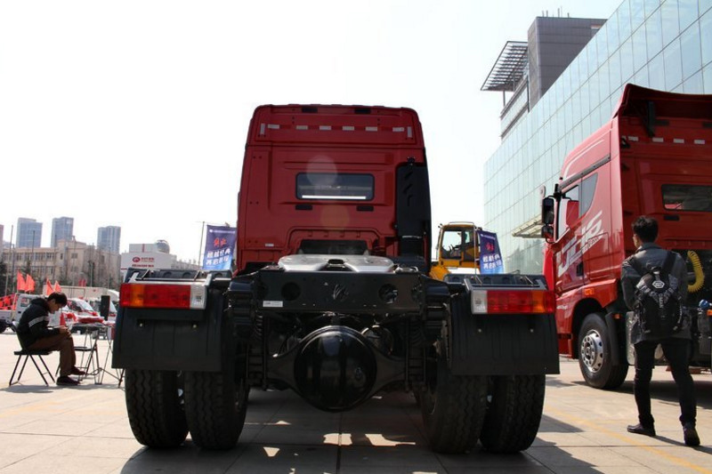 一汽解放青汽 JH6重卡 400马力 6X2 LNG 国五牵引车(CA4250P25K26T3E5M)