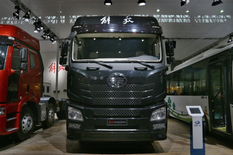 一汽解放青汽 JH6重卡 460马力 6X4 国四牵引车(后桥:457冲焊桥)