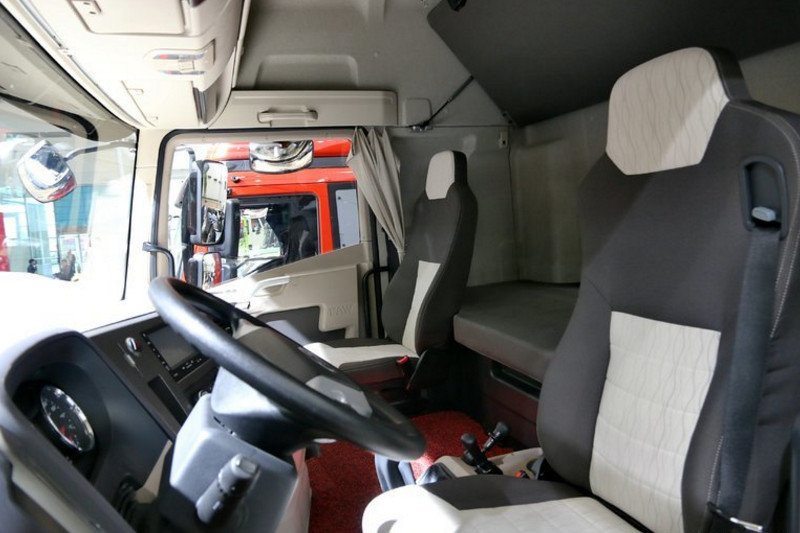一汽解放青汽 JH6重卡 460马力 6X4 国四牵引车(后桥:457冲焊桥)