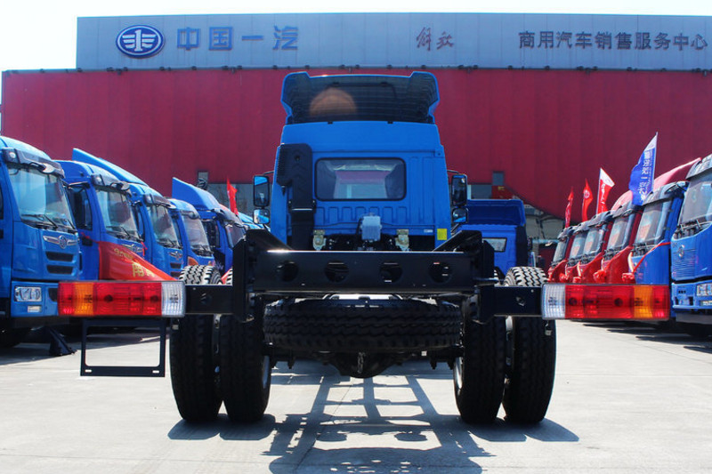 一汽解放青汽 龙V中卡 160马力 4X2 6.8米 国四栏板载货车底盘(CA1167PK2L2E4A80)