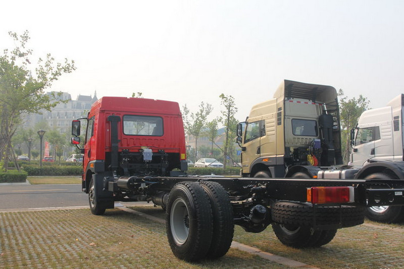一汽解放青汽 陆V中卡 180马力 4X2 6.8米 国四仓栅式载货车(CA5160CCYP1K2L2E4A80-1)