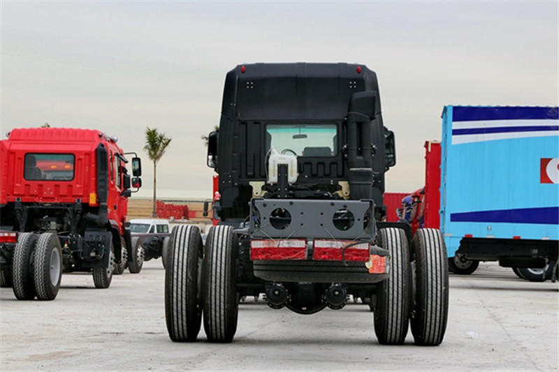 江淮 格尔发A5W重卡 标载型 270马力 8X4 9.5米 国四排半厢式载货车(法士特10档)(HFC5311XXYP2K4H45F)