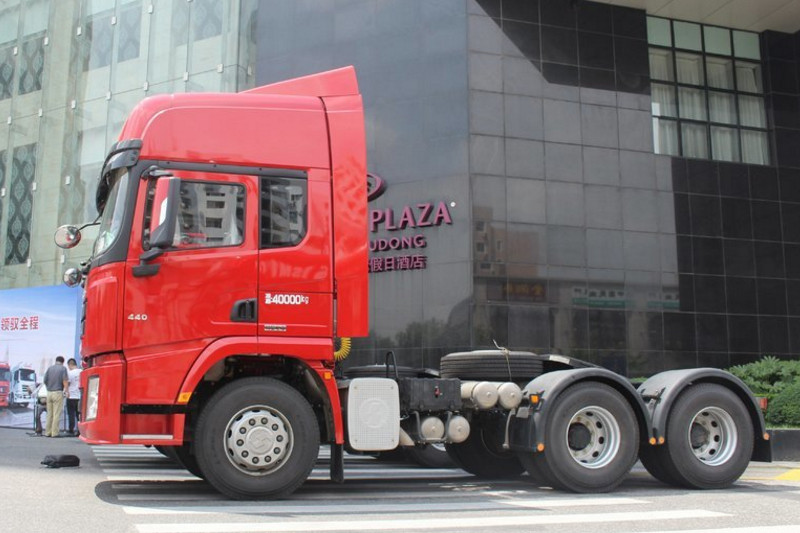 陕汽康明斯 德龙X3000 轻量化版 440马力 6X4 国五牵引车(SX42584W324C)