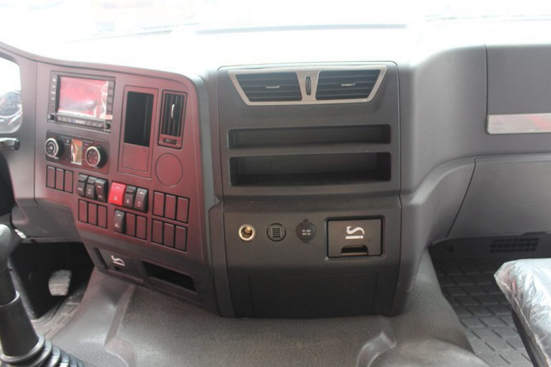陕汽康明斯 德龙X3000 轻量化版 440马力 6X4 国五牵引车(SX42584W324C)