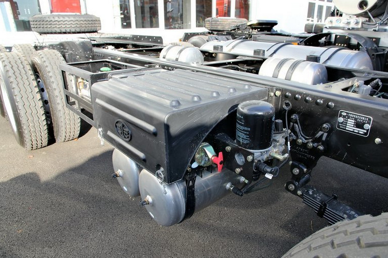 一汽解放青汽 悍V重卡 300马力 8X4 6.8米 国五自卸车底盘(CA3310P1K15L3T4NE5A80)