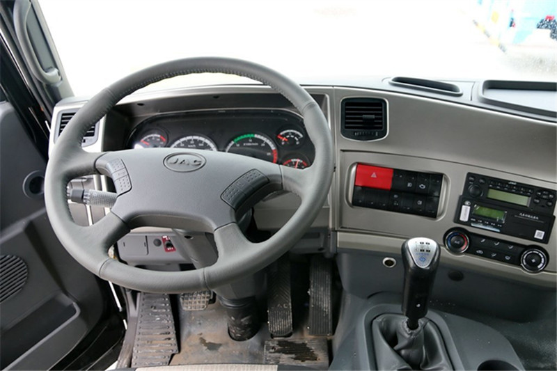 江淮 格尔发A5W重卡 标载型 310马力 8X4 9.5米 国四排半厢式载货车(一汽10档)