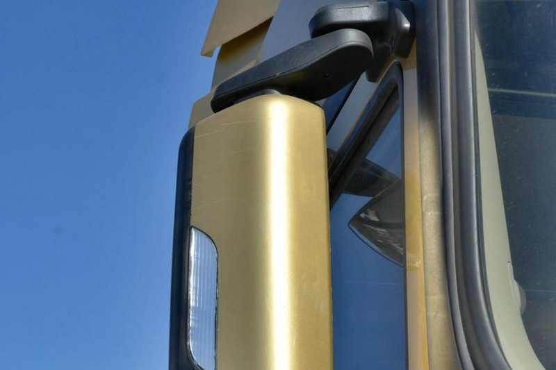 陕汽康明斯 德龙X3000 420马力 6X4 国四牵引车(SX42564T324)