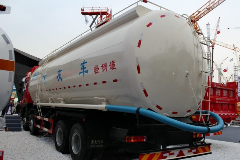 红岩 杰狮C100 390马力 8X4 国四 粉粒物料运输车