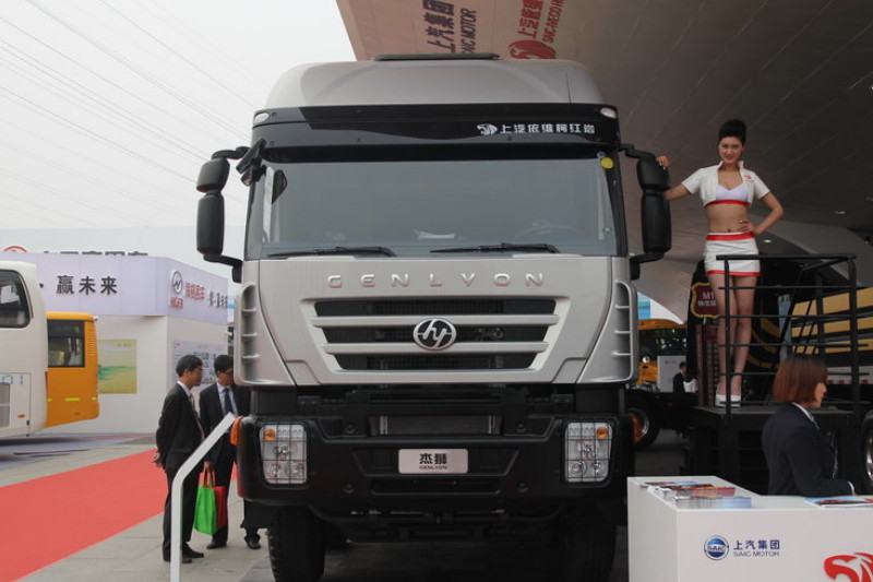 红岩 杰狮C100 390马力 8X4 国四 粉粒物料运输车底盘(CQ5315GFLHTG466)