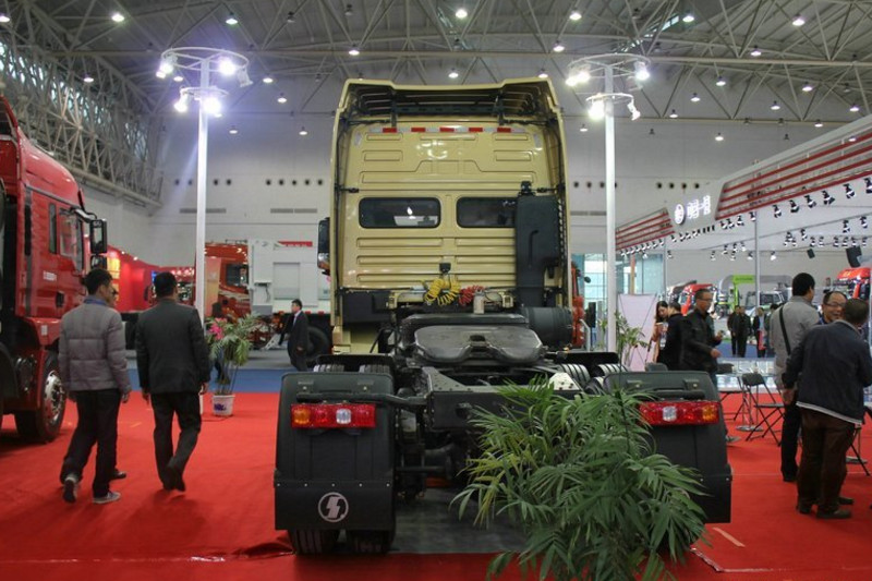 陕汽康明斯 德龙X3000 420马力 6X4 国四牵引车(SX42564V324C)