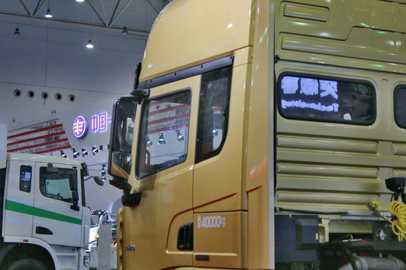 陕汽康明斯 德龙X3000 420马力 6X4 国四牵引车(SX42564V324C)