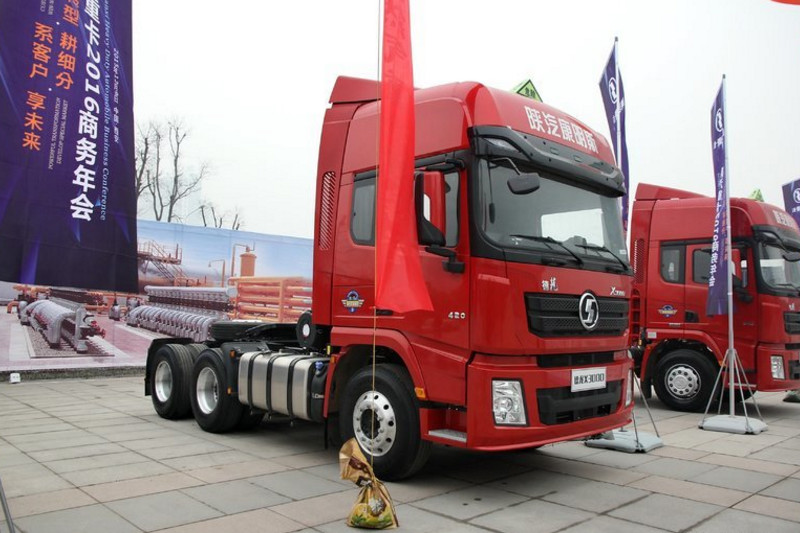 陕汽康明斯 德龙新X3000 轻量化版 420马力 6X4 国五危险品牵引车(SX42584V324C)