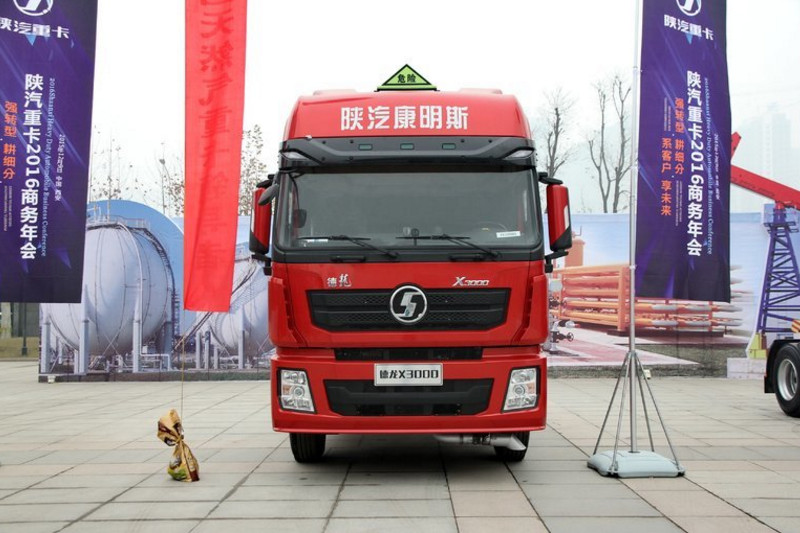 陕汽康明斯 德龙新X3000 轻量化版 420马力 6X4 国五危险品牵引车(SX42584V324C)