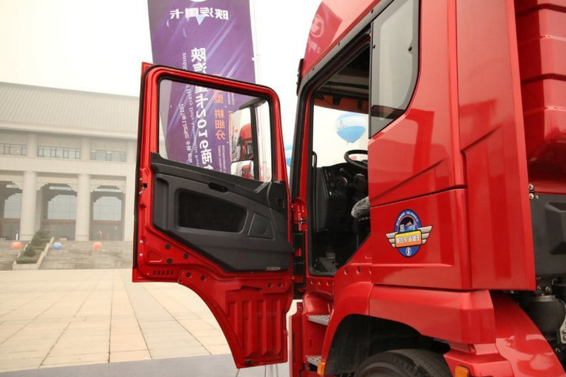 陕汽康明斯 德龙新X3000 轻量化版 420马力 6X4 国五危险品牵引车(SX42584V324C)