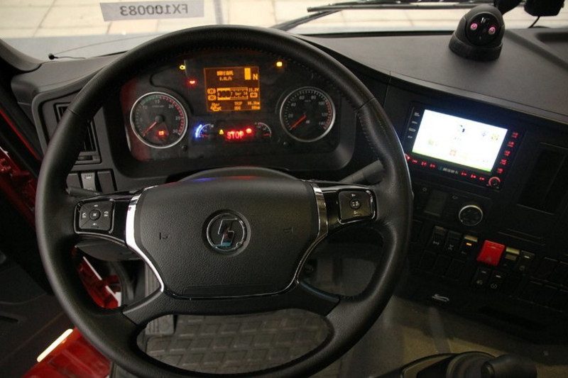 陕汽康明斯 德龙新X3000 轻量化版 420马力 6X4 国五危险品牵引车(SX42584V324C)