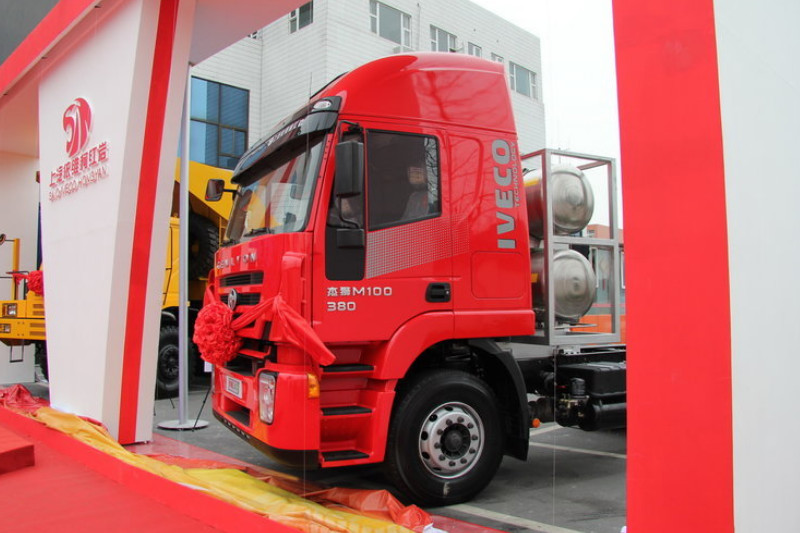 上汽红岩 杰狮M100重卡 380马力 6X4 LNG 国五 牵引车(CQ4256HTG384T)