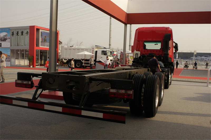 江淮 格尔发KW重卡 336马力 8X4 9.5米 国四排半栏板载货车(HFC1314K2R1F)