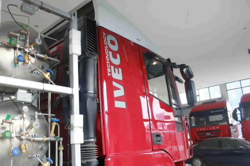 上汽红岩 杰狮重卡 350马力 6X4 LNG 国五 牵引车(CQ4256HTG384T)