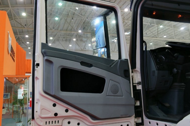 陕汽康明斯 德龙X3000 复合版 420马力 8X4 9.6米 国五厢式载货车(SX5310XXY4C456)