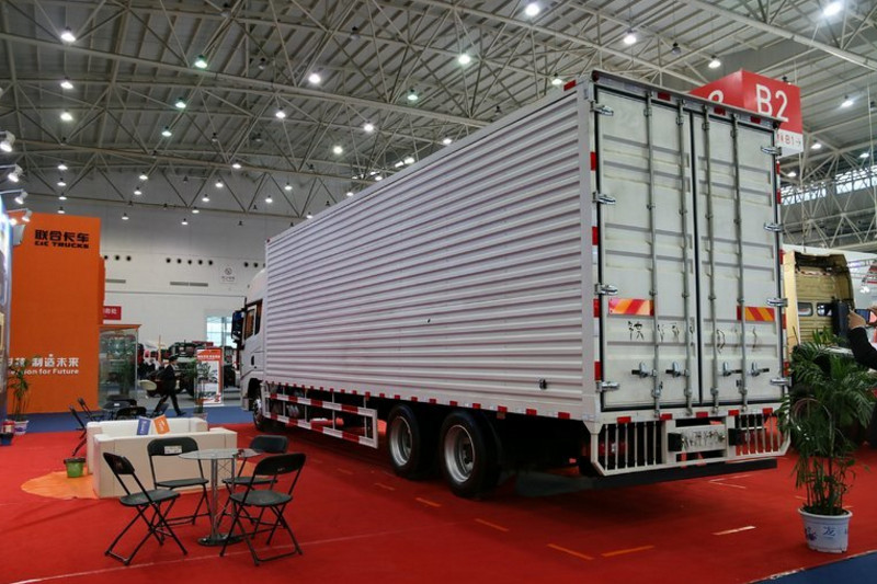 陕汽重卡 德龙X3000 270马力 6X2 9.6米 国五厢式载货车(SX5200XXYXA)