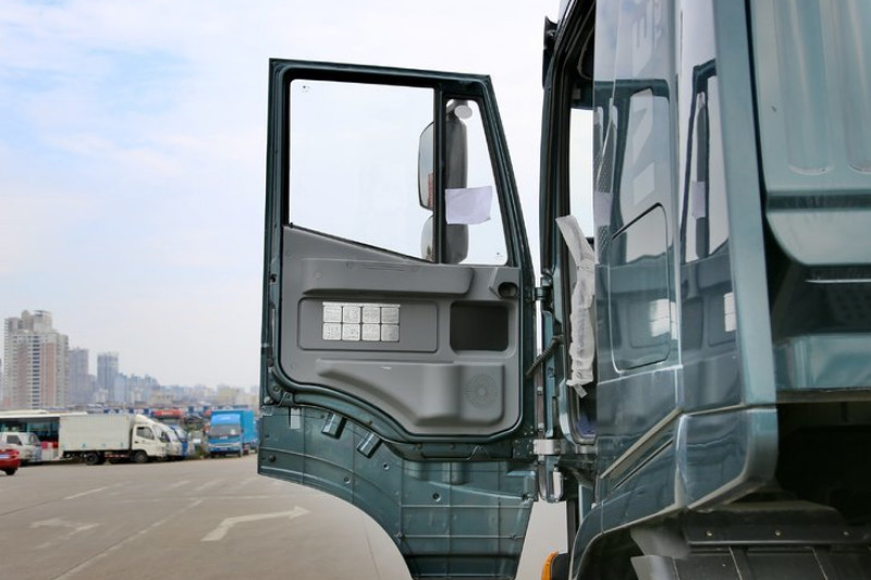 上汽红岩 杰狮C100重卡 480马力 6X4 国四 牵引车(蓝)(CQ4255HXG334HH)