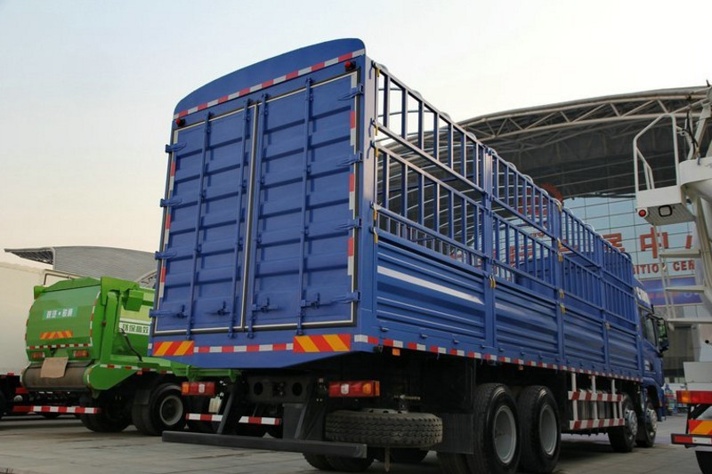 陕汽重卡 德龙X3000 270马力 6X2 8.6米 国四仓栅式载货车(SX5256CCY4K549)