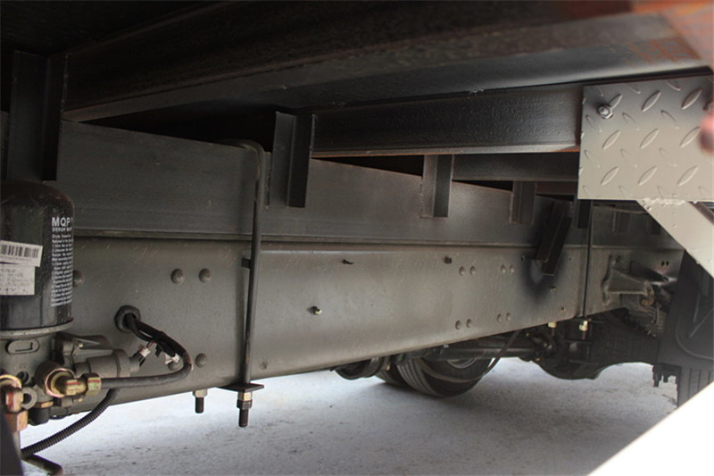 江淮 格尔发K3中卡 160马力 4X2 6.8米 国五仓栅载货车(HFC5161CCYP3K1A50S2V)底盘图片