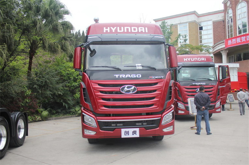 四川现代 Xcient创虎重卡 340马力 8X4 9.3米 国四栏板载货车(CHM1311KPQ80M)