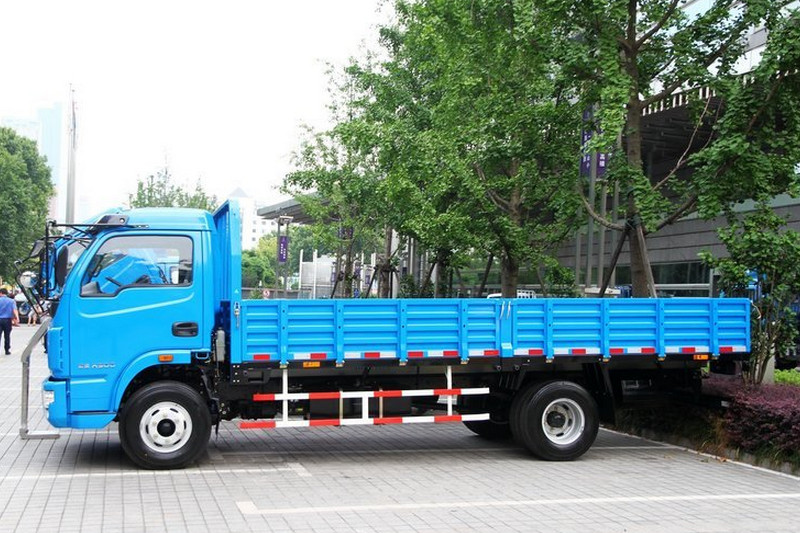 跃进 帅虎H500-51中卡 160马力 4X2 6.7米 国四 排半栏板载货车(NJ1150DDPW4)