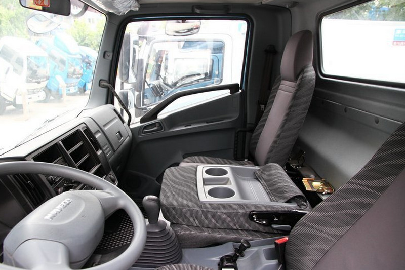 跃进 帅虎H500-51中卡 160马力 4X2 6.7米 国四 排半栏板载货车(NJ1150DDPW4)