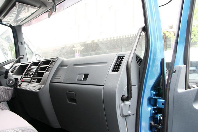 跃进 帅虎H500-51中卡 160马力 4X2 6.7米 国四 排半栏板载货车(NJ1150DDPW4)